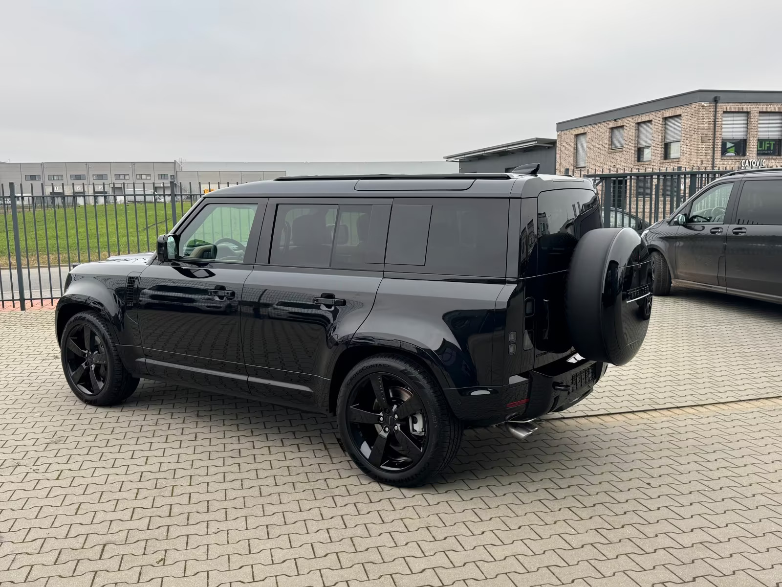 Land Rover Defender V8 P425 שנת 2026 למכירה בשלמה מוטורס - תמונה 2